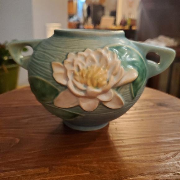 Roseville Pottery Water Lily Vase - Picture 1 of 4